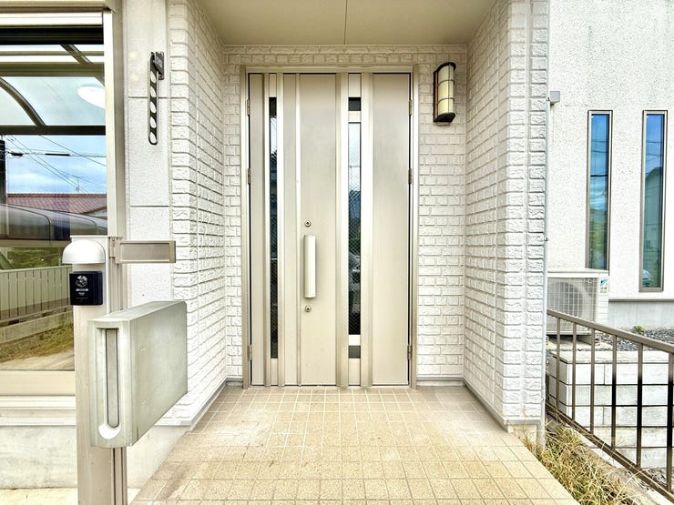 ◇エントランス◇
スリット窓のシルバーの玄関ドアを採用しています。建物に馴染みやすく、かつシャープでモダンな印象を作り出しています。ライトも設置されており暗い夜でも明るく照らします。