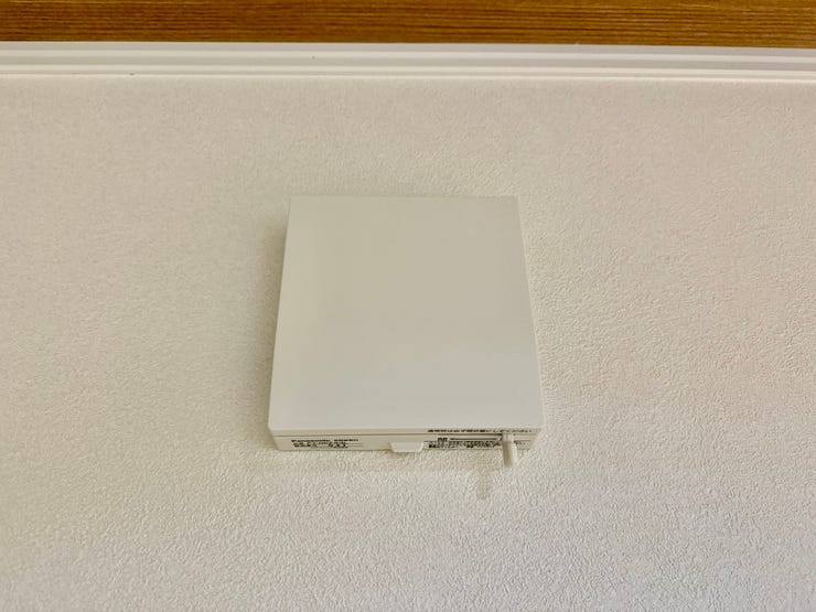 ◇24時間換気システム◇
お天気に関係なく常に換気ができます。ご家族が不在のときでも使用することができる、便利な機能です。湿気を外に逃がしやすくなるので、家を支える柱や梁の劣化の抑制につながります。