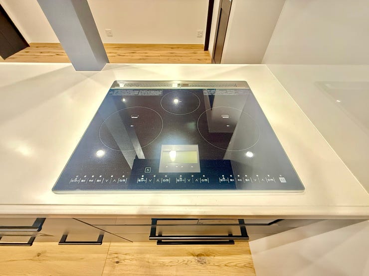 ◇IHクッキングヒーター◇
火を使わないので安全です。お手入れのしやすさも大きな特徴です。ガスより加熱が早い・火力が強いのも魅力ですね。