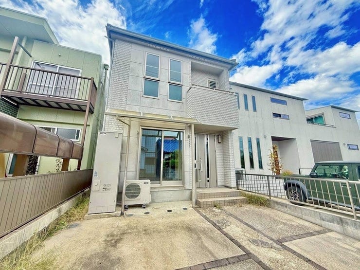 ◇駐車場◇
並列2台駐車可能なスペースです。ご夫婦でお車をお持ちの方も安心です。駐車スペースにはお車だけでなく、自転車やバイクなども置いていただけます。