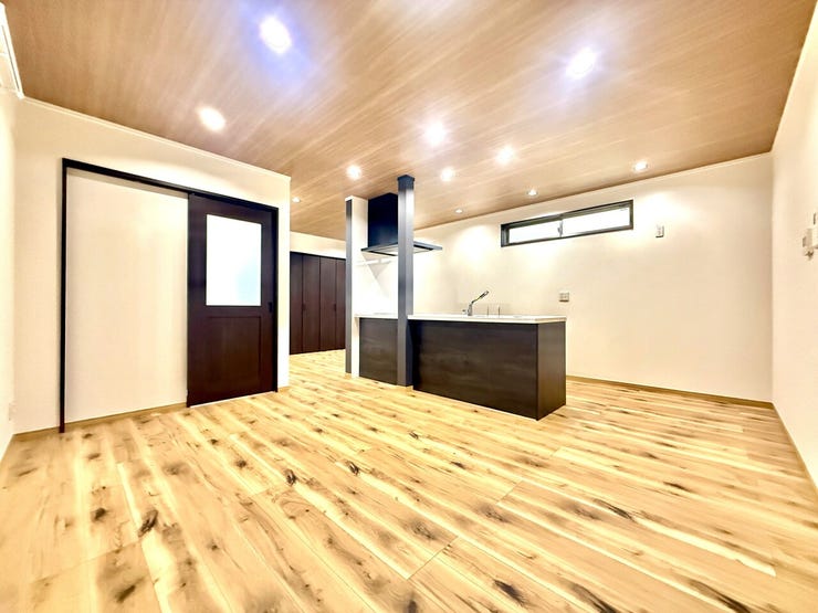 ◇リビングダイニング◇
16.6帖のLDKとなっています。家族が集まって食事をしたり、くつろいだりするのに十分な広さです。床材の木目と天井のクロスが調和し、お洒落な空間を演出しています♪