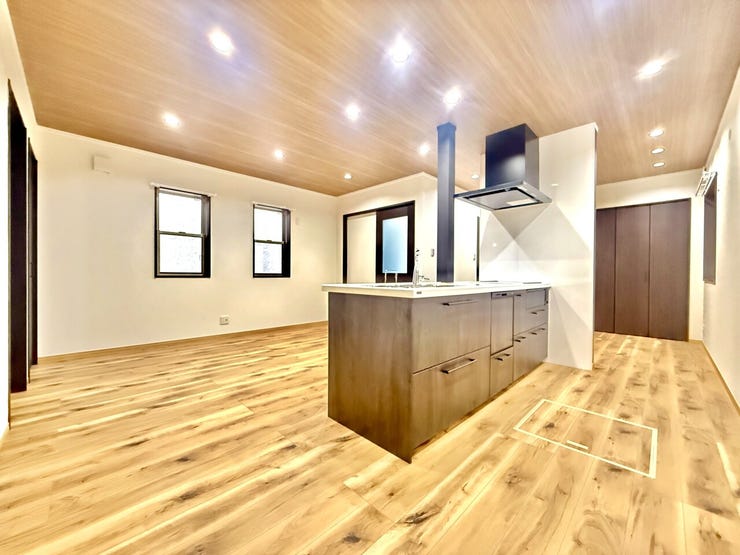 ◇リビングダイニング◇
アイランド型キッチンを採用しています♪キッチンの両サイドから出入りできるため作業しやすく、壁に囲まれないからこそ「見せるキッチン」を演出できますね。自慢したくなるLDKです♪