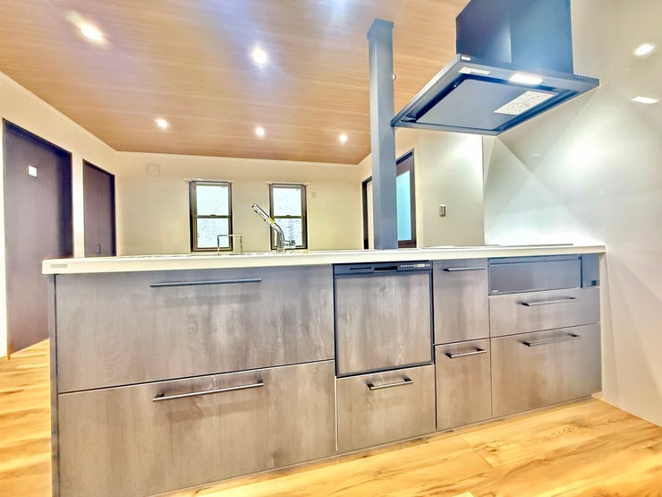 ◇キッチン◇
システムキッチンを採用。十分な調理スパースのあるスッキリしたキッチンです。調理器具などをしまえるキャビネットも豊富で調理の作業効率も上がります。毎日の家事がより快適になります。