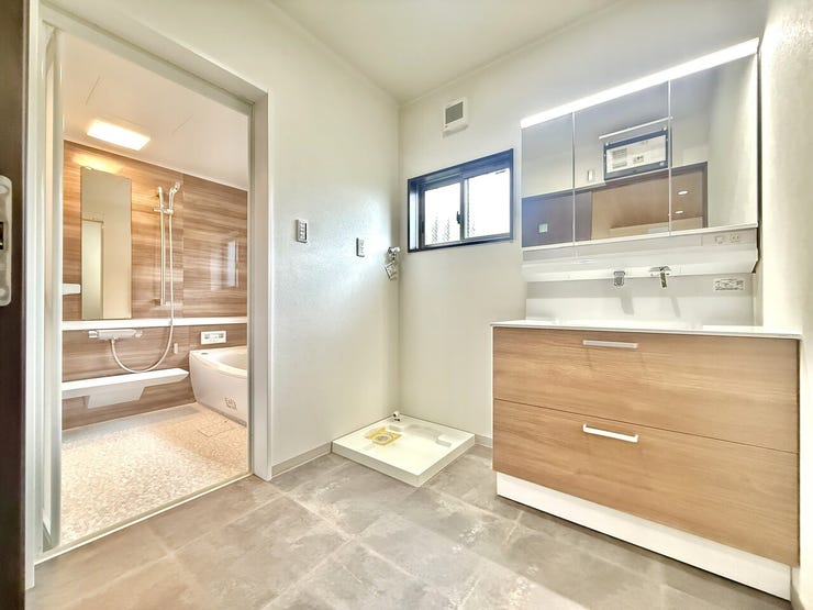 ◇洗面所◇
清潔感のある洗面台です。お掃除もしやすく、身だしなみや、自分を綺麗にする場所だからこそ清潔にしていたいですね。三面鏡の裏側が全て収納スペースになっています。