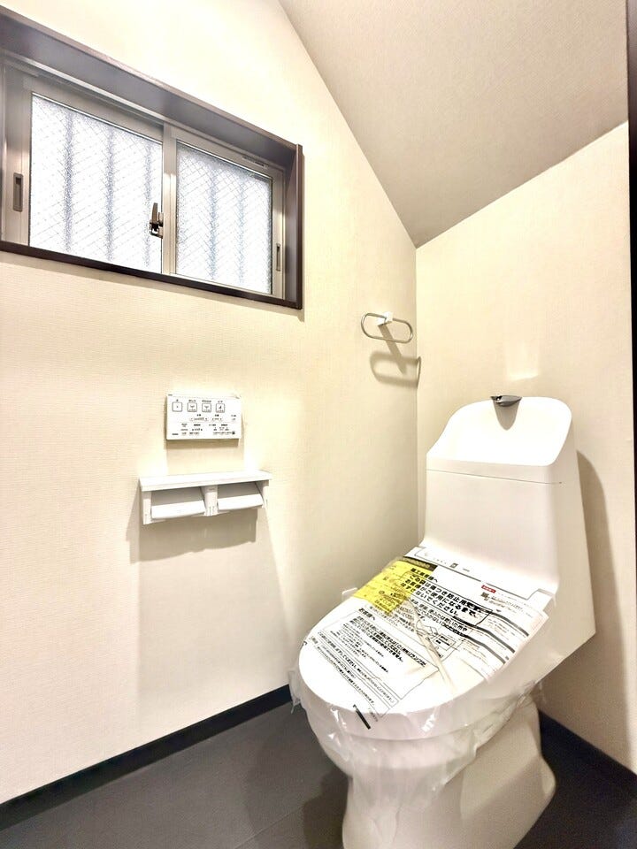 ◇トイレ◇
窓も付いてるので明るくスッキリとしたトイレです。採光や通風良好です。カバーや、マット、棚などを同じテイストでまとめると、統一感のあるおしゃれな空間になります。