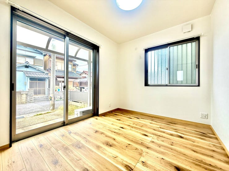 ◇4.5帖 洋室◇
1階にある4.5帖の洋室は、お客様用のお部屋としてや趣味を楽しむためのお部屋など、様々な使い方をしていただけそうです。2面採光を確保し、クローゼットも完備されています。