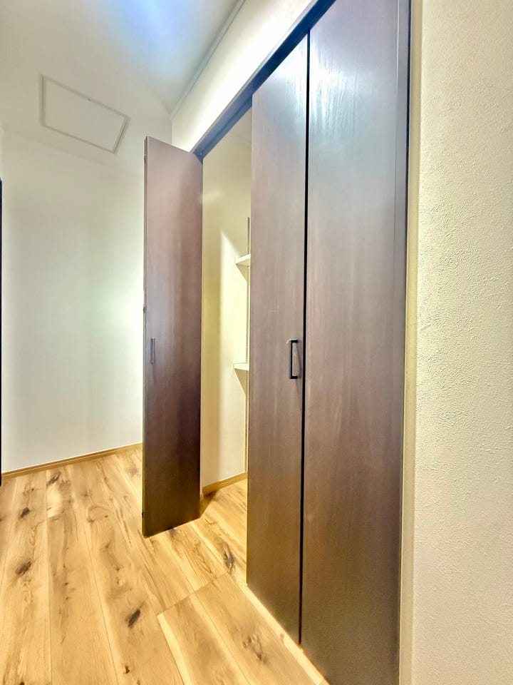 ◇2階廊下収納◇
2階の廊下にも収納スペースが付いています。温度や湿度の変化が少ない廊下は保管場所として最適ですね。消耗品のストックやお掃除道具など。あると、とても便利な収納スペースです。