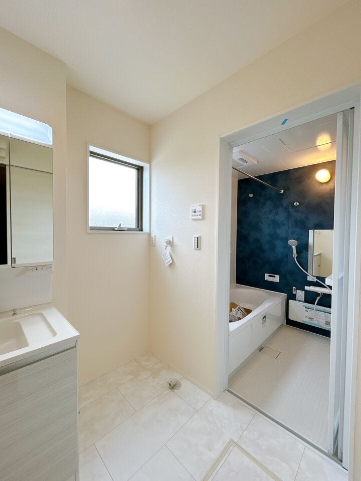 洗面所に窓があることで換気がしやすく、日中は照明がなくても十分な明るさを確保できます!