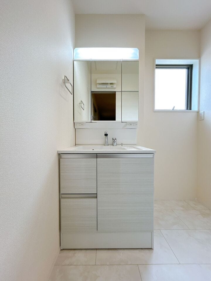 三面鏡付き洗面台は合わせ鏡ができるので、後ろの髪型までチェックできます♪