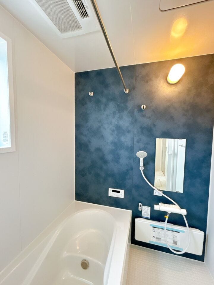 浴室に物干し竿があるため室内で洗濯物を干すことができ、 雨の日や寒い季節など、外に干すことが難しい場合に重宝します。