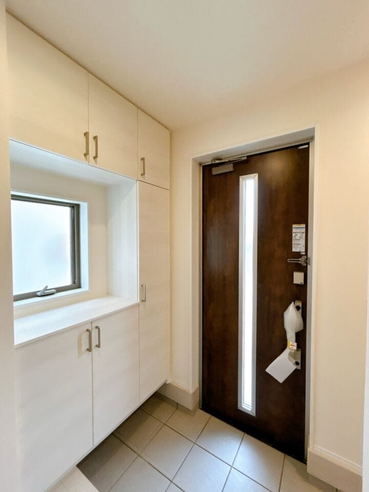 窓付きの玄関はおしゃれで洗練された印象を与え、家の外観のアクセントとしても機能します。