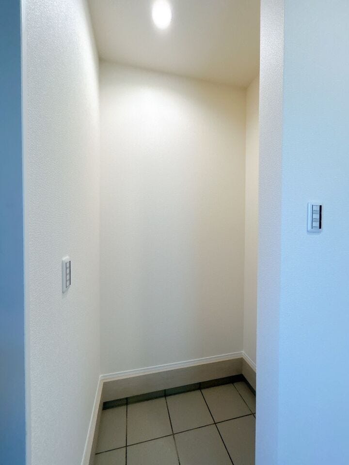 SICがあり靴だけでなく、傘、ゴルフバッグ、アウトドア用品、ベビーカーなど、外で使うアイテムをまとめて収納できます。