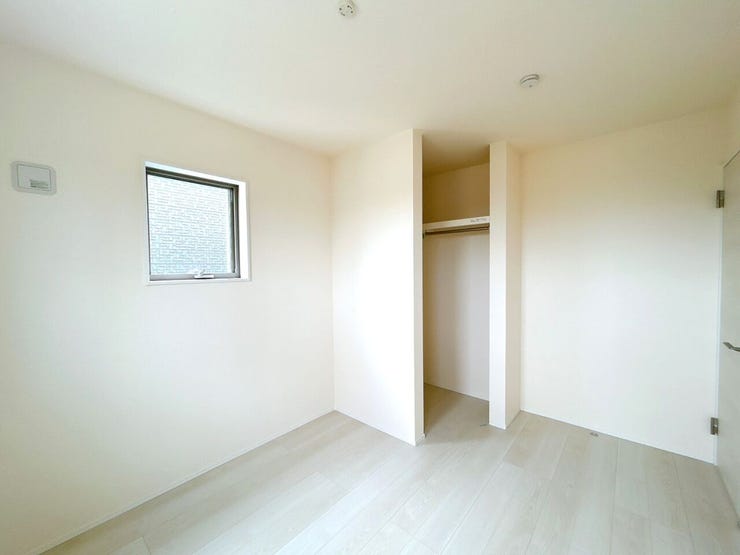 約6帖の洋室は部屋の広さが適度なため、家具の配置やインテリアデザインがしやすく、狭すぎず広すぎない居心地の良い空間を作れます。