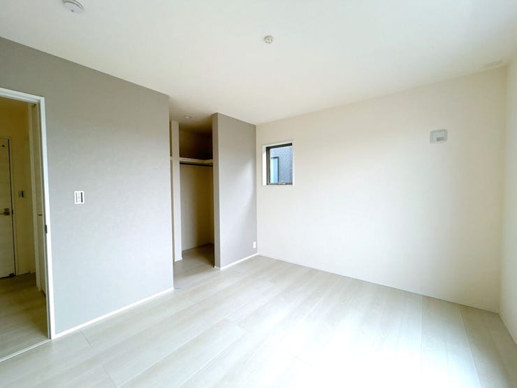 7帖の洋室は大きなベッドを置いても余裕があり、快適な寝室として利用可能です。