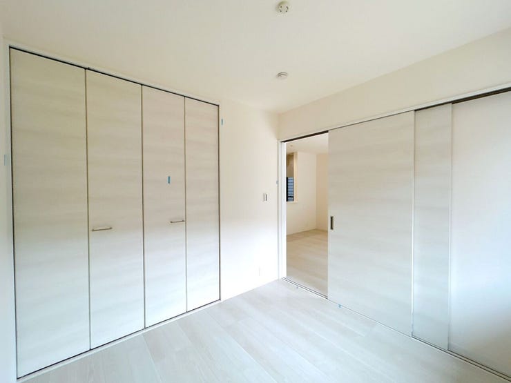 1階の洋室は来客時にプライベートな空間として利用でき、訪問者を気軽に受け入れられるようになります。