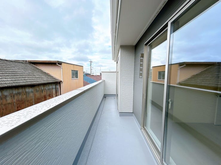 南向きのバルコニーは太陽光をたっぷりと受けられるため、洗濯物が乾きやすく、室内に明るさをもたらします。