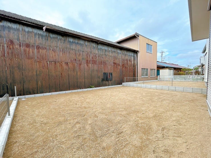 広い庭ではバーベキューグリルを設置して、週末のアウトドアクッキングを楽しむことも可能です♪