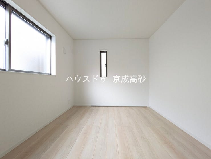 お子様の成長と共に「住まい方」も変化していきます。居室にはクローゼットを完備し、自由度の高い家具の配置が叶うシンプルな空間です。