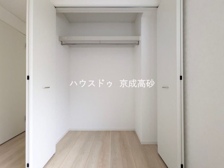 大型のクローゼットです!
これだけの収納力があれば部屋もスッキリ保てますよ!