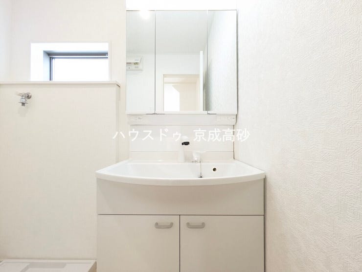 朝の身支度に便利なシャンプードレッサーはとっても便利です!シンク下の収納でアメニティ類のストックもバッチリ!