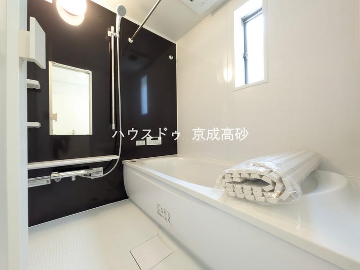 広い浴槽で足を伸ばせば1日の疲れも癒されます。落ち着いた雰囲気で、毎日のバスタイムが楽しみになりそうです。