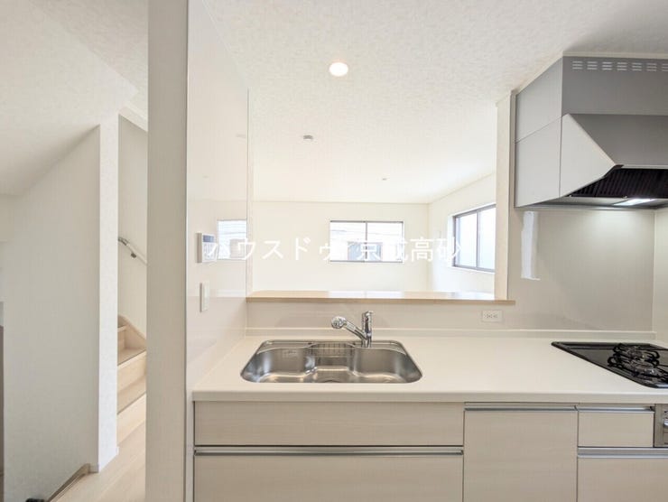 人気の対面式キッチンです!お子様から目を離さずにお料理ができることが最大の利点。お料理中も家族とのコミュニケーションは大切にしたいものですよね♪