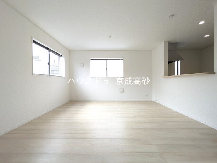 通学から帰宅し、リビングルームで会話を楽しむ子ども達。解放感溢れゆったりとしたひと時を過ごすことが出来る素敵な空間です。