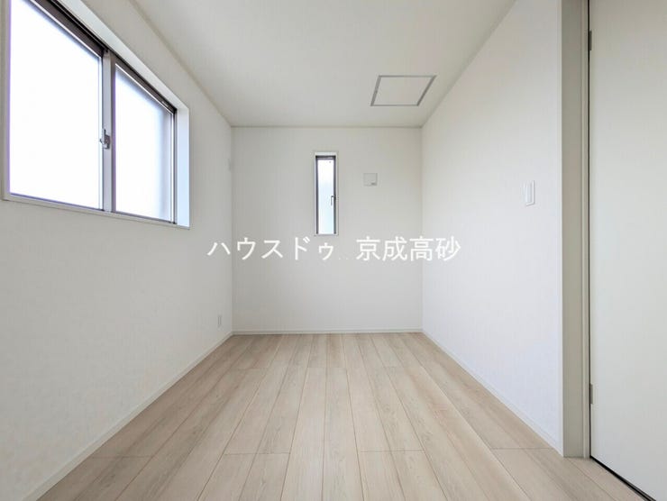 お子様の成長と共に「住まい方」も変化していきます。居室にはクローゼットを完備し、自由度の高い家具の配置が叶うシンプルな空間です。