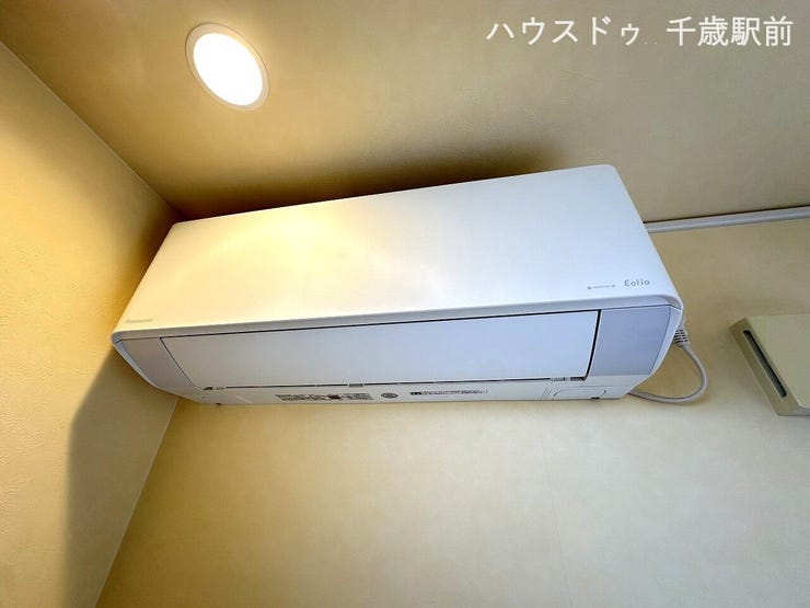 ☆リビングには季節問わず快適に過ごせるエアコン付き♪