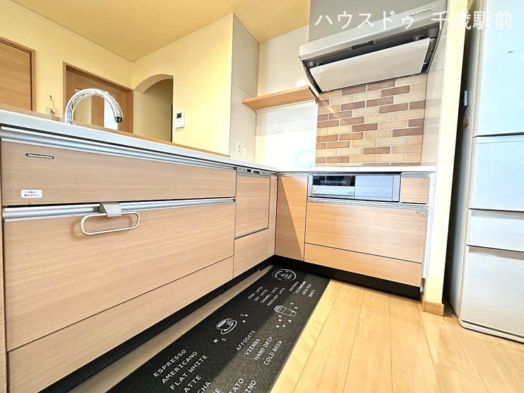 ☆キッチンはL字型キッチンで作業効率が良く、作業スペースも広く確保!!