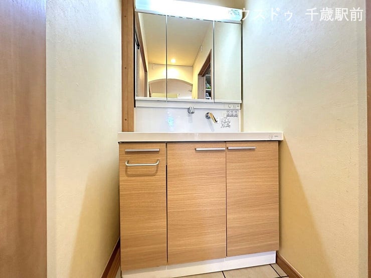 ☆3面鏡の洗面台を採用!鏡裏収納で洗面まわりがすっきり♪