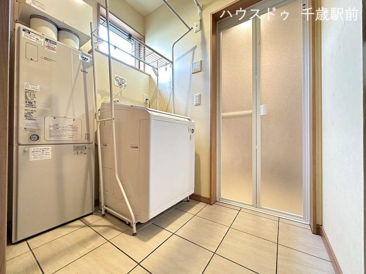 ☆洗面所には窓があり、自然光が入って明るく清潔な印象♪