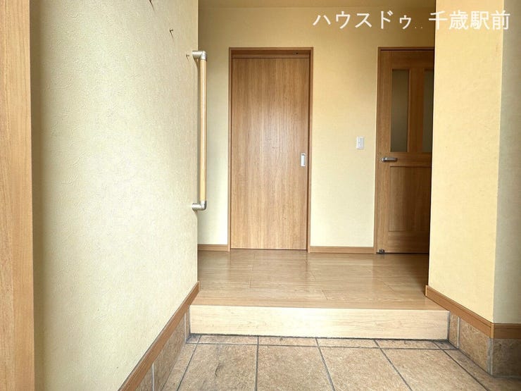 ☆玄関横にはシューズクローゼットがありますので、靴以外のキャンプ道具やベビーカー等も収納可能♪