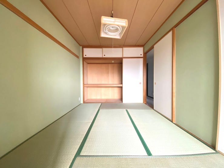 6帖の和室。お布団サイズの物もすっきり収納できる押し入れを完備しております。