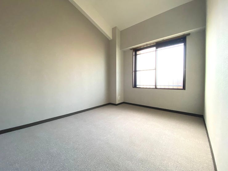 6帖の洋室。ゆとりある広さのお部屋でプライベート空間をしっかり確保しております。