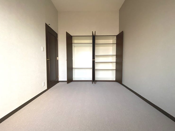 6帖の洋室。お洋服を掛けて収納できるクローゼットや可動棚付き収納を完備。