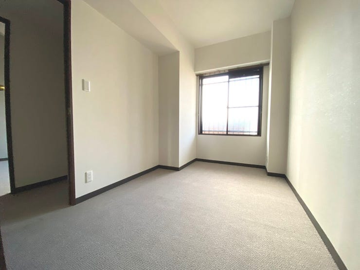 5.1帖の洋室。肌ざわりの良いカーペットは足腰の負担を軽減してくれる嬉しい効果が◎