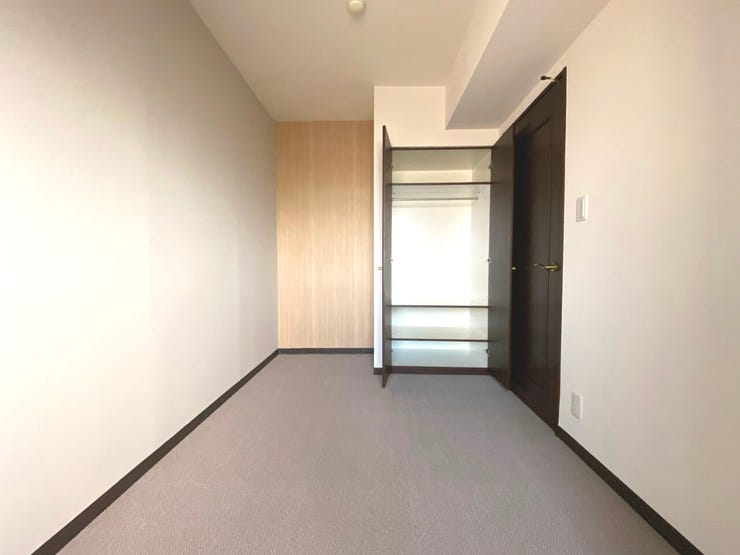 5.1帖の洋室。各居室に便利な収納スペースがございます。整頓されたお部屋づくりが叶います。