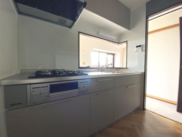 吊戸棚式のカウンターキッチン。調理用品をすっきり収納して保管できます。