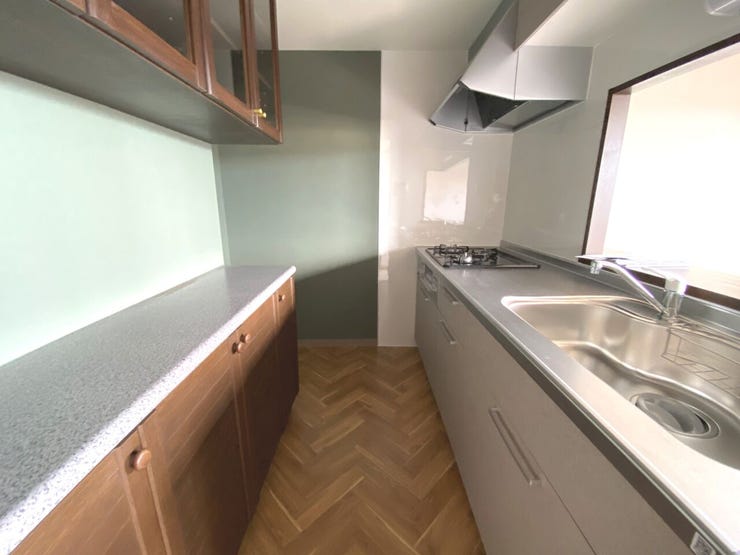 対面式のシステムキッチン。お料理中もご家族と会話を楽しむことができますね。