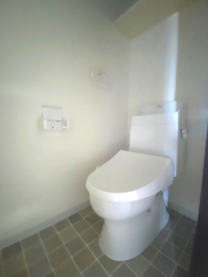 温水洗浄便座付トイレ。上部には収納棚があり掃除用品のの感も可能です。