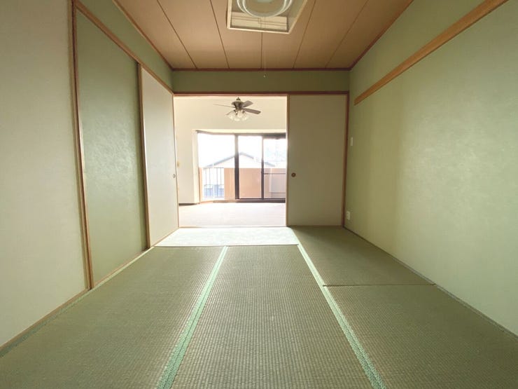 6帖の和室。リビングと合わせて広々ご使用いただける空間です。ごろっとご家族でくつろぐのも◎