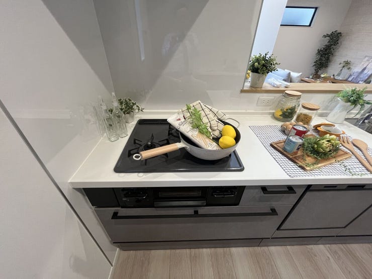 フラットでお手入れが簡単なガラストップの3口コンロを採用。油跳ねをサッと拭き取れるクリーンな壁面パネル仕様で、忙しい日々でもキッチンの美しさをいつでもキープできます。