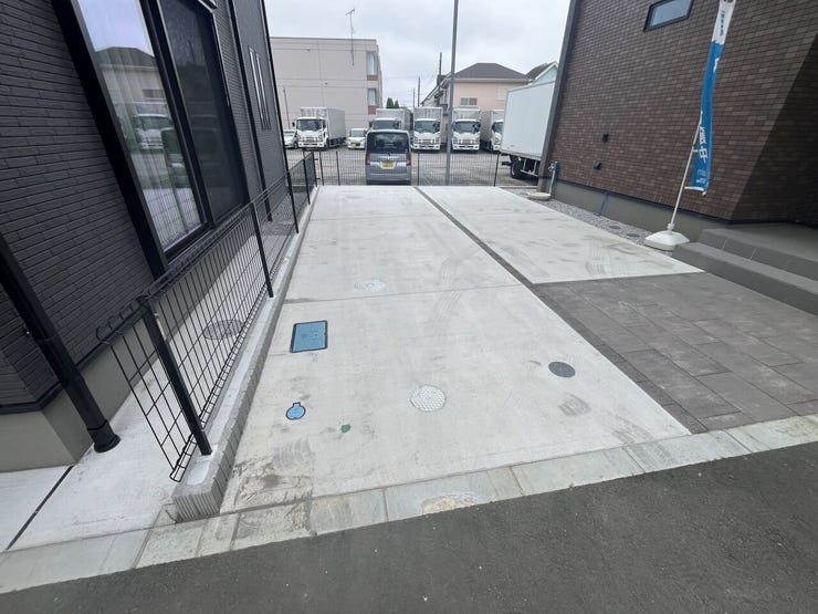 前面道路からスムーズに出し入れができる、コンクリート敷きの綺麗なカースペース。車を複数台お持ちの方や、来客の多いご家庭にも嬉しい、ゆとりある広さを実現しました。