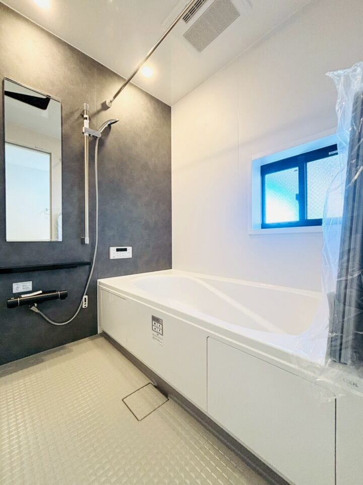 浴室に物干し竿があるため室内で洗濯物を干すことができ、 雨の日や寒い季節など、外に干すことが難しい場合に重宝します!