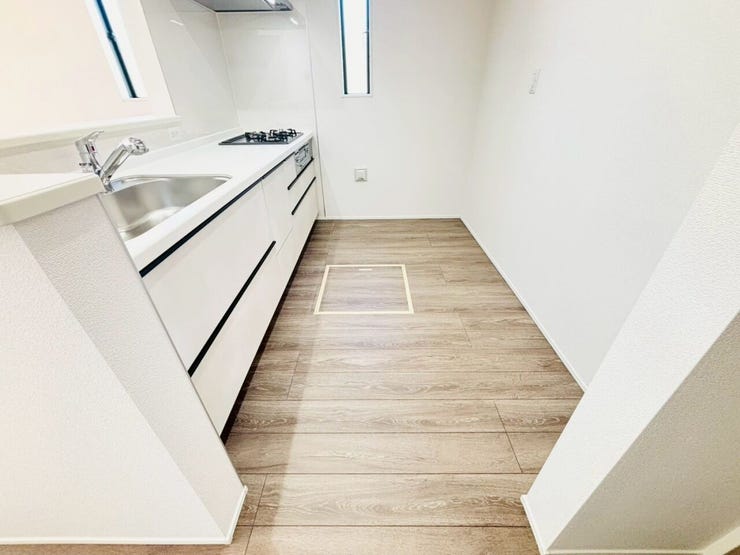 カウンターキッチンはリビングにいる家族の様子を見ながら調理できるので、小さなお子様がいるご家庭にもおすすめです♪