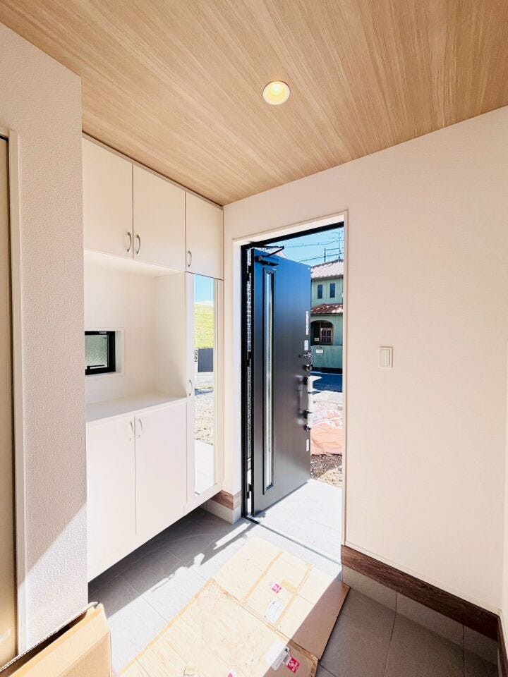 ガラス付きの玄関ドアはガラス部分から自然光が入るため、玄関が明るくなり、日中は照明を使わずに済むこともあります!