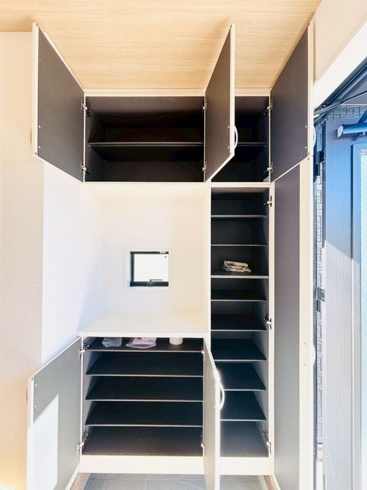 大容量のシューズボックスで靴の種類や季節に応じて多くの靴を収納でき、家族全員分の靴を一箇所にまとめて管理できます♪