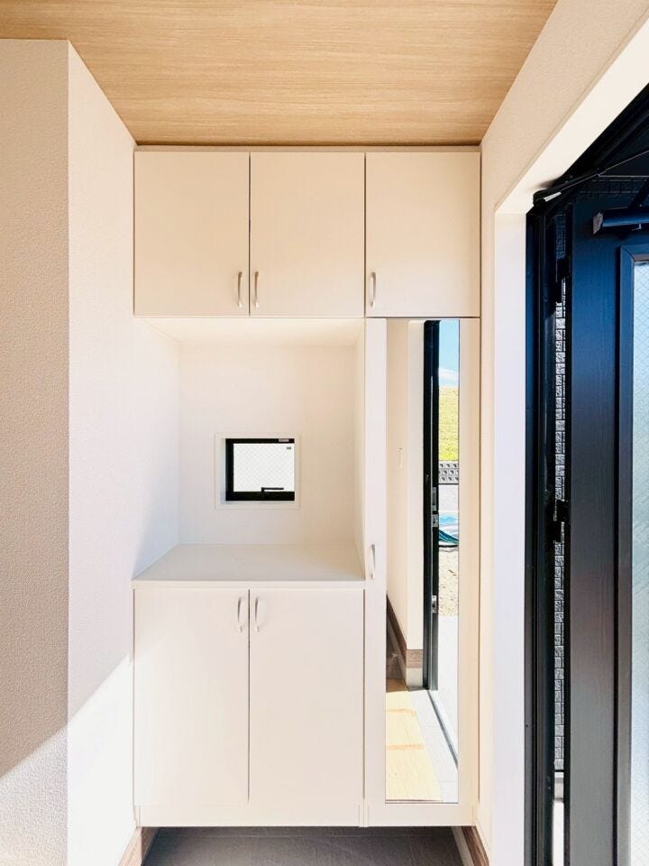 姿見付きのシューズボックスは出かける前に全身を確認できるため、服装や靴のコーディネートを整えるのに便利です!