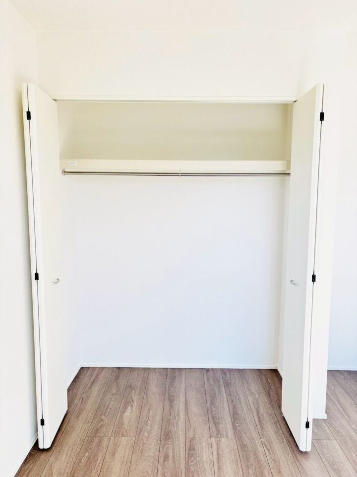 扉付きのクローゼットは中を隠せるため、生活感を抑えた洗練された印象を保ちやすいです!